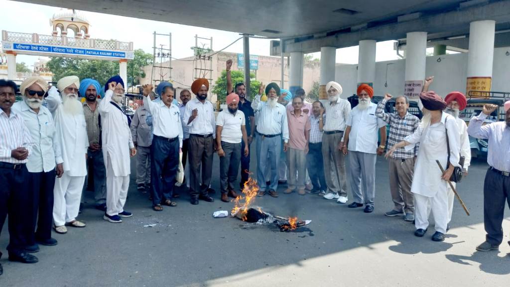 In protest against police torture in Barnala retired municipal employees protest against Punjab government burn effigy of Chief Minister